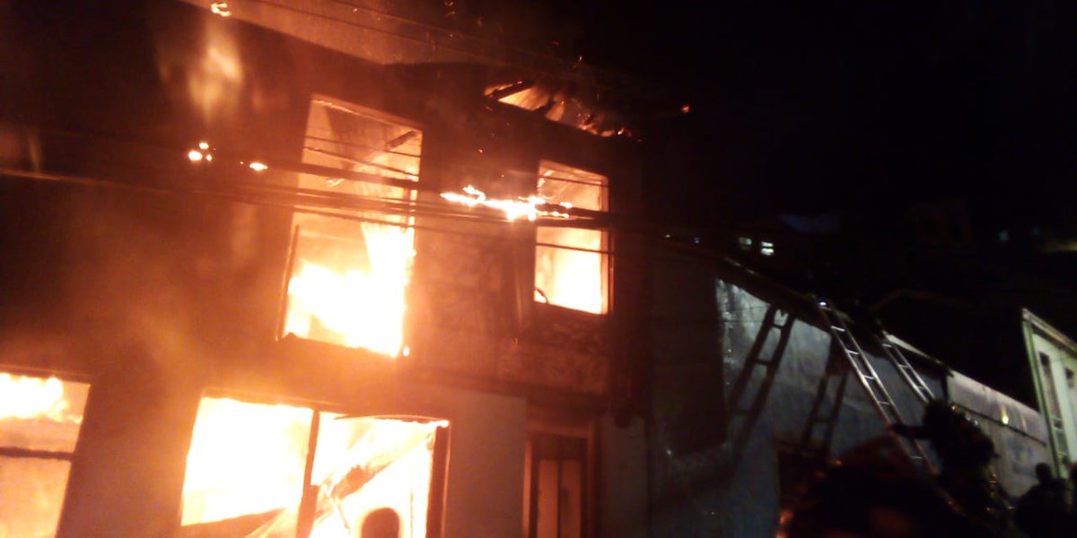 RABCHILE's tweet photo. 🚨BOMBEROS VALPARAISO🚨
Ahora #RAB4 se encuentra en incendio estructural en Aduanillas y San Francisco, en casa de segundo piso.
#RAB
#REVISTAACCIONBOMBERIL
#BOMBEROSDECHILE https://t.co/if2HIXhm0z