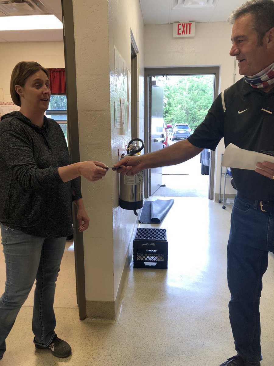 Burrus5Wendy's tweet photo. Farmington School Board gifted our fearless lunch staff with a Briar Rose gift card. Lunch Ladies and dudes have kept the meals rolling for our students during the Covid19 shutdown. #cardstudentsareworthit https://t.co/vnMcudkS2w
