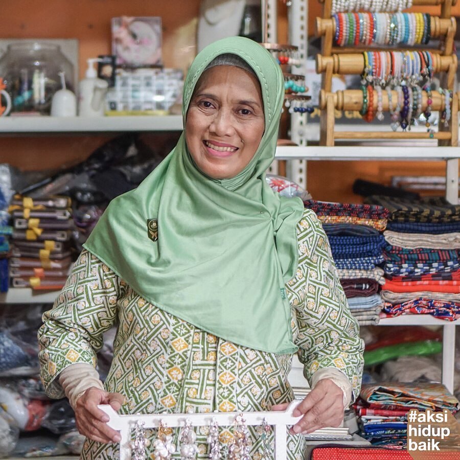 DKIJakarta's tweet photo. "Saya berusaha membagikan ilmu agar setiap orang bisa membuat masker meskipun tidak memiliki mesin jahit, terutama di situasi tanggap darurat COVID-19 saat ini,” tutur Ibu Ratih Puspitawati.
⁣⁣
#yukpakaimasker #PSBBJakarta #dirumahaja 
https://t.co/e8AlI2lTSK https://t.co/WY27E7NseZ