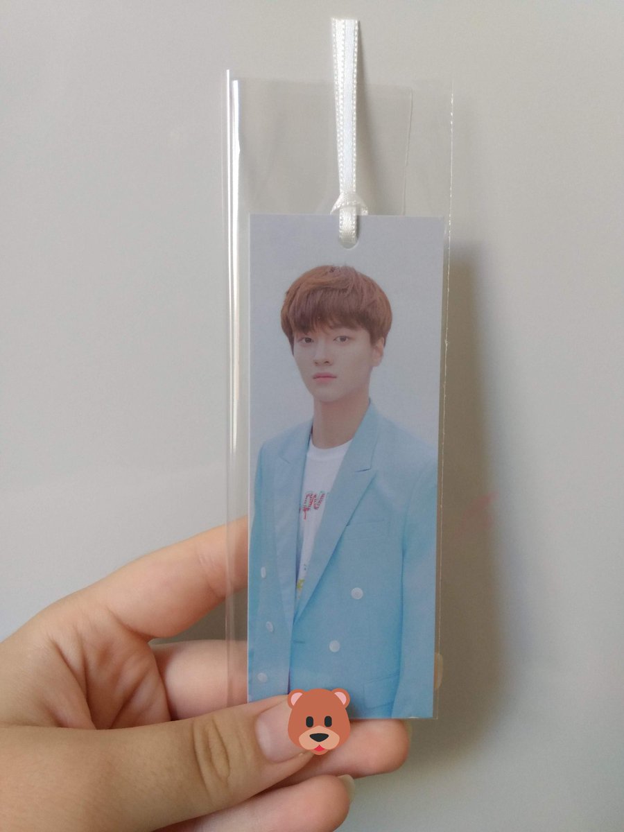 BisangKStore's tweet photo. oioi pessoal! nós não podemos fazer encomendas agora, mas nós podemos aproveitar as pronta entrega 👀. temos esse lindo bookmark bisang do nosso chacha, do cha junho, que você pode estar levando para casa por apenas R$ 26! nos chame na DM e garanta 💗🐻 https://t.co/2rm6lNDBfE