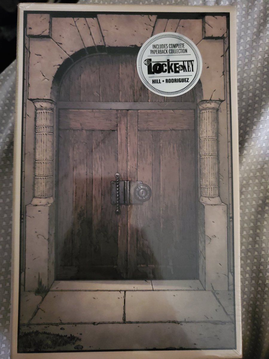 thenightnerd's tweet photo. Got these in the mail today! Can't wait to read through them! Thanks to @IDWPublishing @chris_ryall @DarkHorseComics @chuckpalahniuk @joe_hill for the amazing stuff! #lockeandkey #fightclub3 #comics #comicbooks #nerd https://t.co/svo46I7xh3