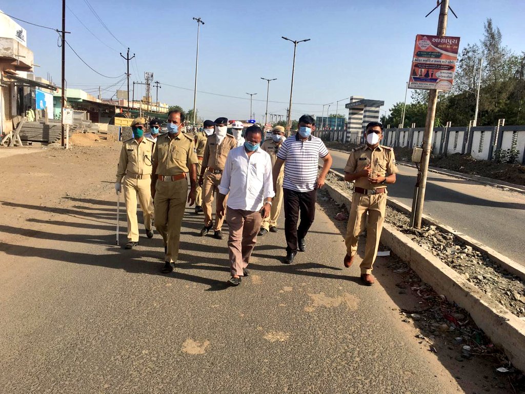 PSabariya_MLA's tweet photo. • મારા મતવિસ્તાર હળવદ શહેરમાં કોરોના મહામારી અત્તર ગત લોકડાઉન પાર્ટ 3 ને અનુસંધાને તાલુકા પ્રમુખ ધર્મેન્દ્ર સિંહ ઝાલા, પોલીસ ઇન્સ્પેક્ટર તેમજ સમગ્ર પોલીસ સ્ટાપ હળવદ શહેર માં નિયમોનું ચુસ્ત પણે પાલન કરવા ની અપીલ સાથે ફ્લેગમાર્ચ નું આયોજન કરવા માં આવ્યું.

#Lockdown3 https://t.co/yLey0M7hal