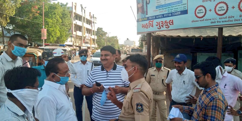 PSabariya_MLA's tweet photo. • મારા મતવિસ્તાર હળવદ શહેરમાં કોરોના મહામારી અત્તર ગત લોકડાઉન પાર્ટ 3 ને અનુસંધાને તાલુકા પ્રમુખ ધર્મેન્દ્ર સિંહ ઝાલા, પોલીસ ઇન્સ્પેક્ટર તેમજ સમગ્ર પોલીસ સ્ટાપ હળવદ શહેર માં નિયમોનું ચુસ્ત પણે પાલન કરવા ની અપીલ સાથે ફ્લેગમાર્ચ નું આયોજન કરવા માં આવ્યું.

#Lockdown3 https://t.co/yLey0M7hal