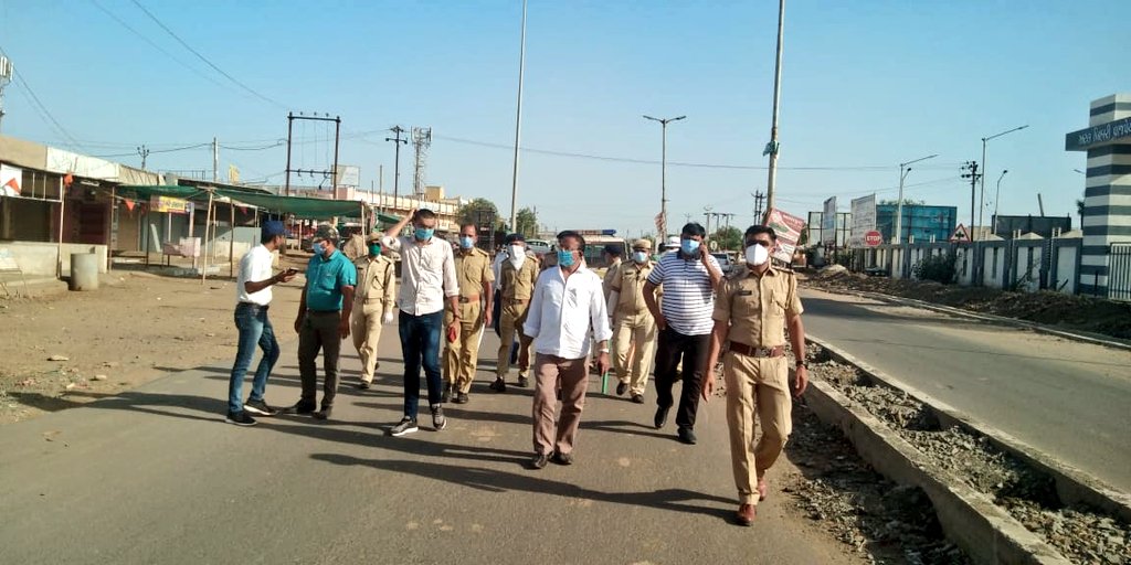 PSabariya_MLA's tweet photo. • મારા મતવિસ્તાર હળવદ શહેરમાં કોરોના મહામારી અત્તર ગત લોકડાઉન પાર્ટ 3 ને અનુસંધાને તાલુકા પ્રમુખ ધર્મેન્દ્ર સિંહ ઝાલા, પોલીસ ઇન્સ્પેક્ટર તેમજ સમગ્ર પોલીસ સ્ટાપ હળવદ શહેર માં નિયમોનું ચુસ્ત પણે પાલન કરવા ની અપીલ સાથે ફ્લેગમાર્ચ નું આયોજન કરવા માં આવ્યું.

#Lockdown3 https://t.co/yLey0M7hal
