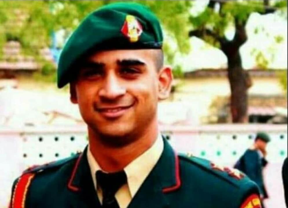 modibhakt_aashu's tweet photo. हंदवाड़ा श्रीनगर में शहीद हुए मेजर #अनुज_सूद सादर नमन और श्रद्धांजलि शहीद मेजर अनुज सूद जी को। आपके अमर बलिदान को देश याद रखेगा।
#जय_हिन्द #jaihind🇮🇳 #bharatmatakijai🇮🇳 #Anujsood #handwada https://t.co/WrnKDiF98D