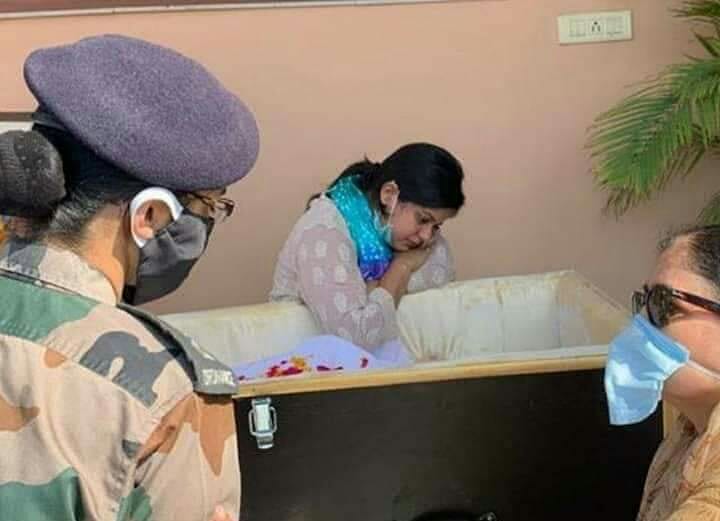modibhakt_aashu's tweet photo. हंदवाड़ा श्रीनगर में शहीद हुए मेजर #अनुज_सूद सादर नमन और श्रद्धांजलि शहीद मेजर अनुज सूद जी को। आपके अमर बलिदान को देश याद रखेगा।
#जय_हिन्द #jaihind🇮🇳 #bharatmatakijai🇮🇳 #Anujsood #handwada https://t.co/WrnKDiF98D