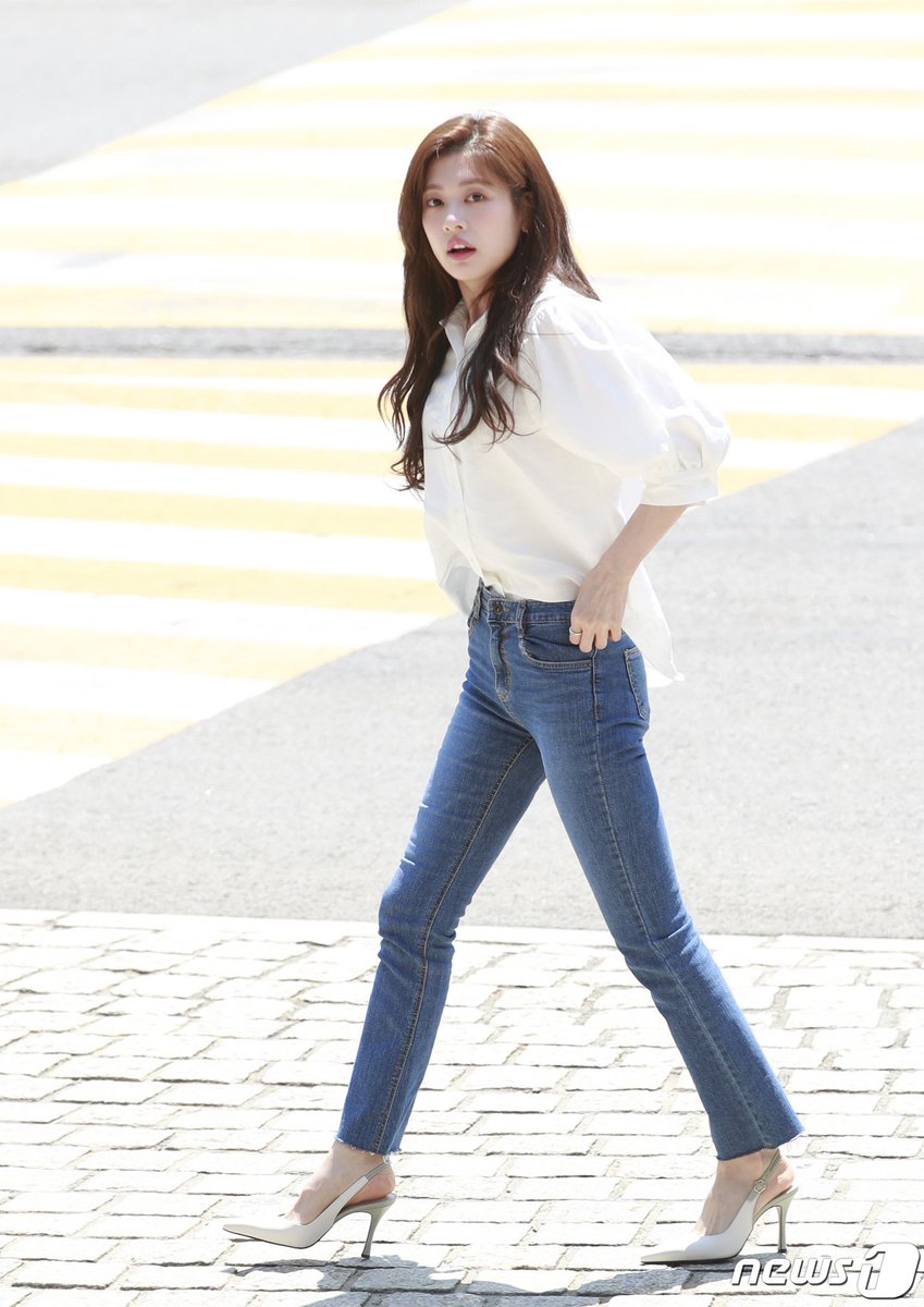 theseoulstory's tweet photo. 📸 She's so lovely! Here are some press photos of Jung So Min heading to KBS building for a radio show! 💕 https://t.co/dmrF6RhymC