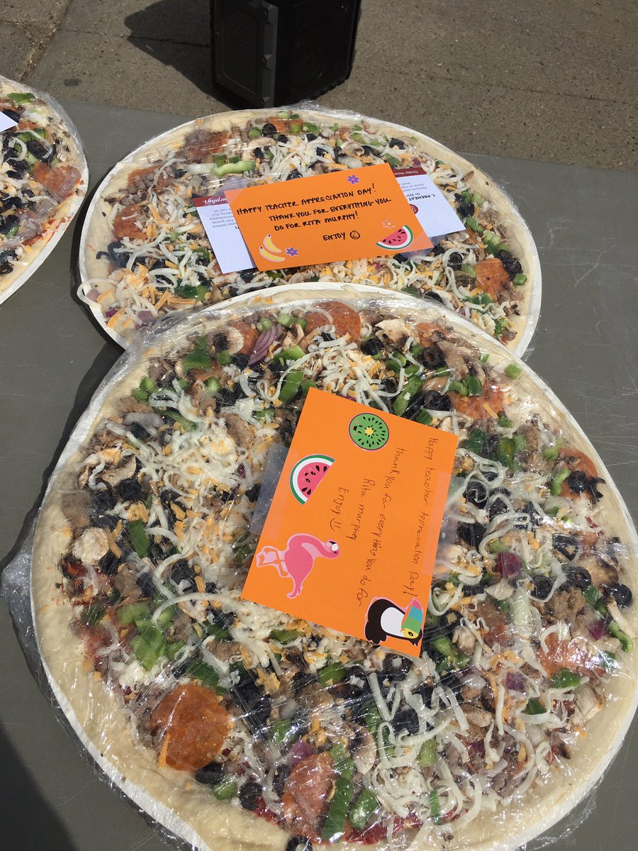 cklloyd87's tweet photo. Celebrating teachers with curbside pizza pick up!! Thank you Murphy teachers 🐾We appreciate you!! Happy Teacher Appreciation Week! #together #learnbps #murphybulldogs https://t.co/jiGia5xdlW