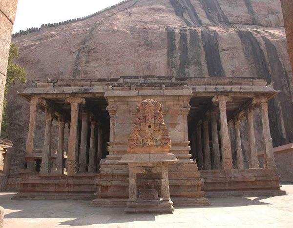 tskrishnan's tweet photo. The Yoga Narasimha temple in Namakkal is one of the finest examples of early pandyan rock cut temples, that belong to 8th Century. This was built during Jatila Parantaka Pandyas time, who incidentally built another Narasimha temple in Anaimalai near Madurai. https://t.co/aUNd6jCtl6