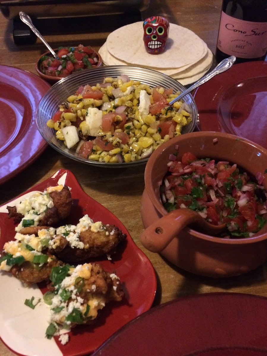 Rocking our Cinco de Mayo inspired burrito bar with homemade fresh salsas &amp; guacamole complimented by sparkling wine, corn fritters &amp; Mexican style caprese salad care of the always amazing <a href="/LdnWineBar/">London Wine Bar</a> - I wanted seconds (&amp; thirds!) of everything! 🇲🇽 🌽 🍅 🥑