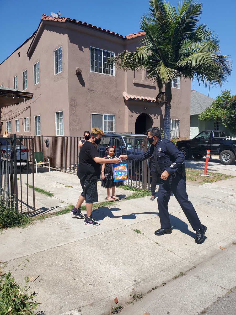 LAPDSouthBureau's tweet photo. Last week we caught our Deputy Chief @LAPDReginaScott out with @LAPD_Southwest and #BuildingBlueBridges making proms come true; today, we caught Commander @LabradaAl bringing smiles to those that matter most #CommunityFirst. #StayAtHomeSaveLives https://t.co/hUOEh1eW8O
