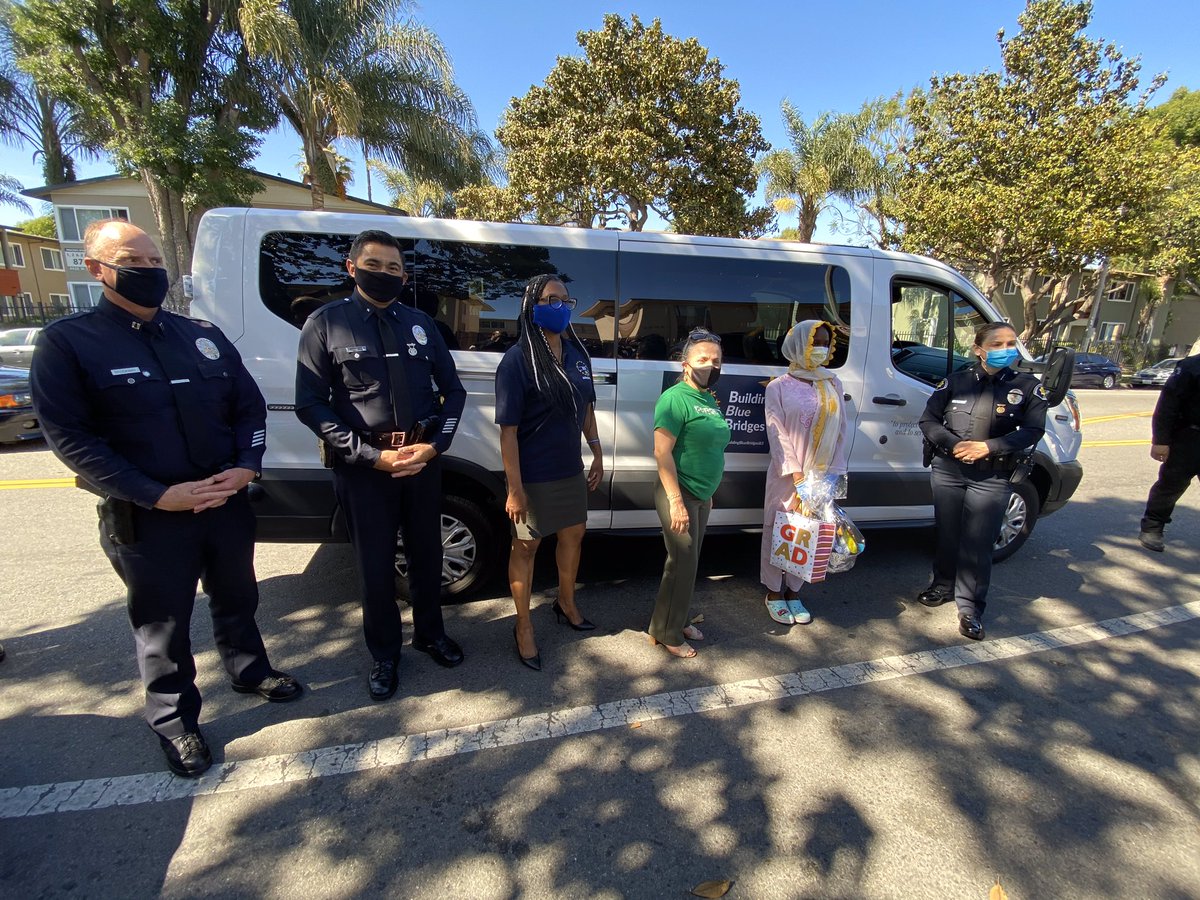 LAPDSouthBureau's tweet photo. Last week we caught our Deputy Chief @LAPDReginaScott out with @LAPD_Southwest and #BuildingBlueBridges making proms come true; today, we caught Commander @LabradaAl bringing smiles to those that matter most #CommunityFirst. #StayAtHomeSaveLives https://t.co/hUOEh1eW8O