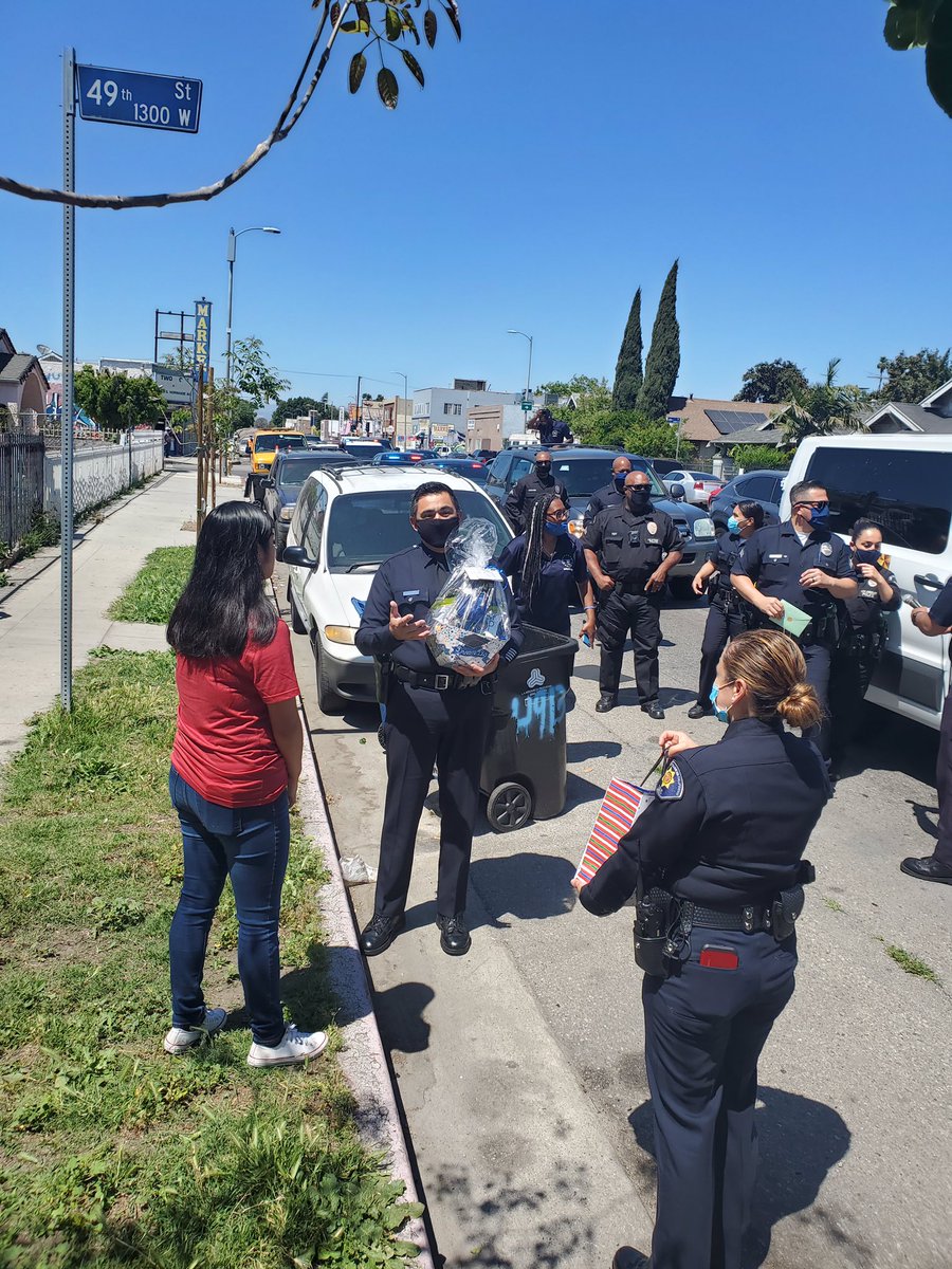 LAPDSouthBureau's tweet photo. Last week we caught our Deputy Chief @LAPDReginaScott out with @LAPD_Southwest and #BuildingBlueBridges making proms come true; today, we caught Commander @LabradaAl bringing smiles to those that matter most #CommunityFirst. #StayAtHomeSaveLives https://t.co/hUOEh1eW8O