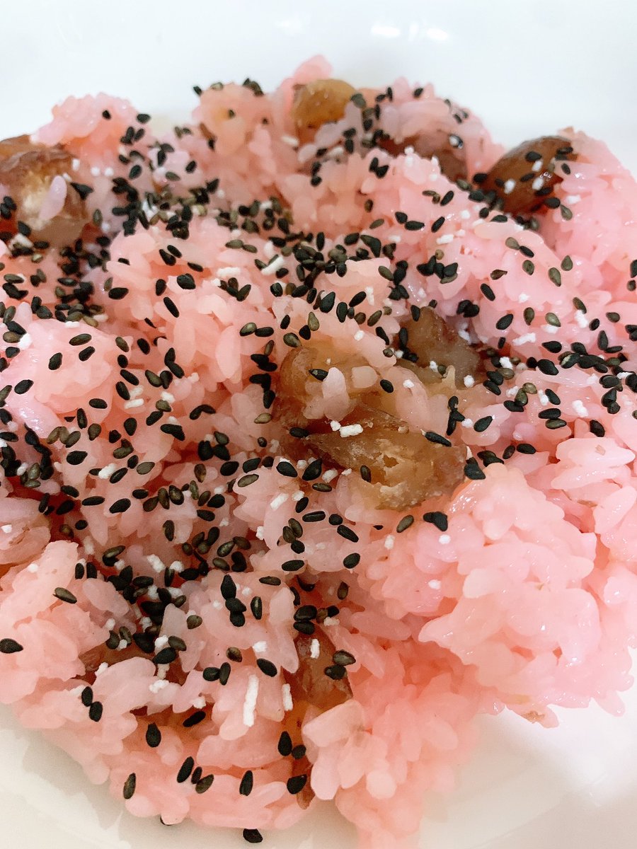 Chisa V Twitter お母さん手作りお赤飯が 届いたんだ 北海道のお赤飯には甘納豆が 入ってるから 甘くて美味しいけど ごま塩たくさんかけちゃう 懐かしい味だ これこれ