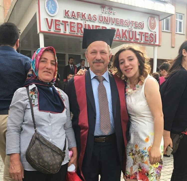 Bulunduğum noktadan dönüp arkama baktığımda beni buralara kadar getiren annemi ve babamı görüyorum ve her daim arkamda olduklarını biliyorum ve bu duygu beni dünyanın en güçlü insanı yapıyor. Benim süper kahramanlarım iyiki varsınız sizi çok seviyorum ❤️