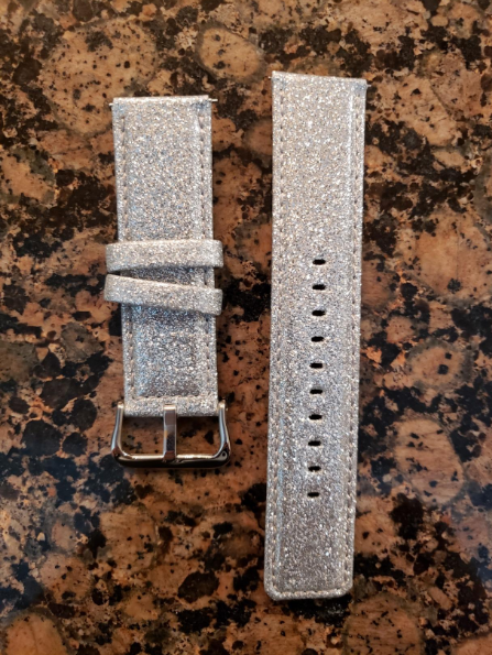 iHillon's tweet photo. #siliconestrap #glitteringband #leatherband
Very pretty band⌚️ Love this band! It attached easily and is super pretty and sparkly.✨✨ https://t.co/izDT2obYbm