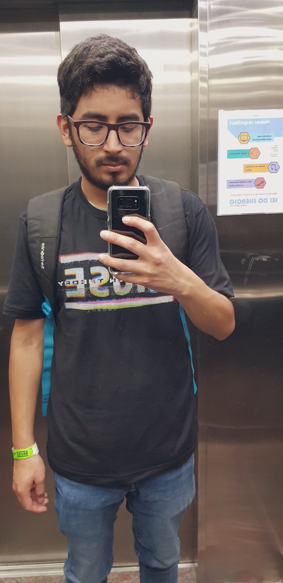 EnzoAscama's tweet photo. Yop bien Gil en un ascensor de Sรฃo Paulo luego de ver por segunda vez a Muse con mi polo todo un niรฑo rata... #2019comeback https://t.co/wbjFcB466e