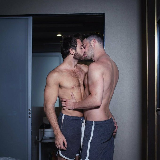 Morning FOLKS #gay #men #kissing https://t.co/Q2LaGaPnXk https://t.co/CUTLOpkqjD
