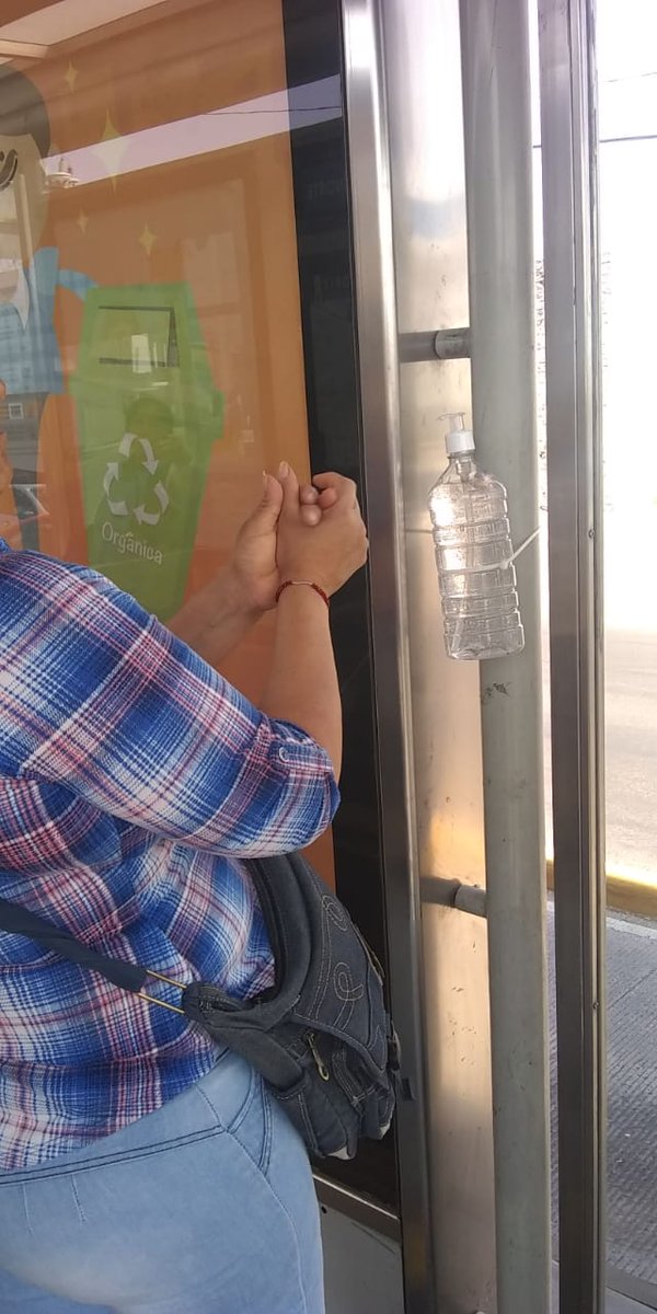 RUTA_Puebla's tweet photo. 🚌 #TómeloEnCuenta Exhortamos a nuestros usuarios a utilizar 🧴🤲 gel - antibacterial en los dispensadores que colocamos en los Paraderos como medida preventiva de salud pública para evitar enfermedades. 😷🤧 #ViajaSeguroConRUTA https://t.co/NcSc9tsovD
