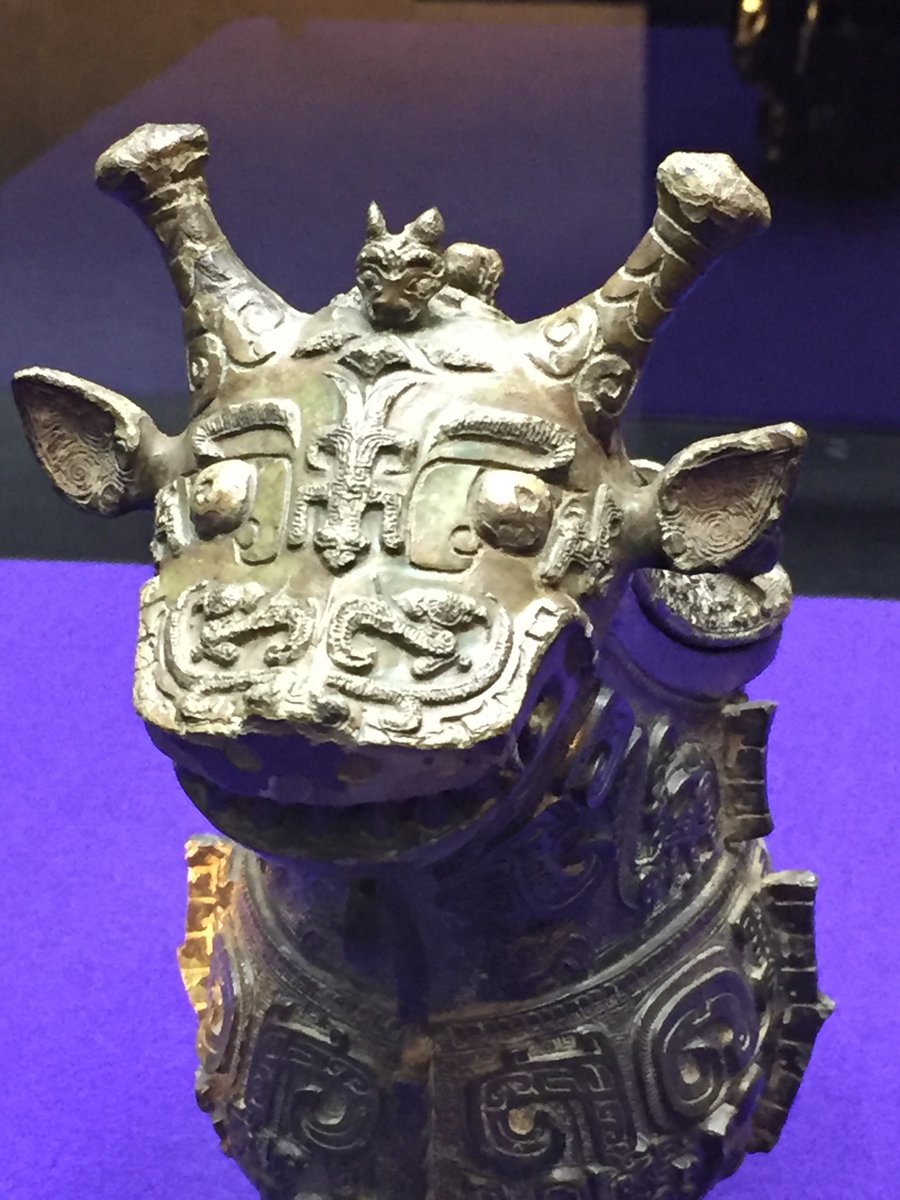 象文兕觥(ぞうもんじこう)(商時代後期) 酒を注ぐための器。怪獣の蓋が