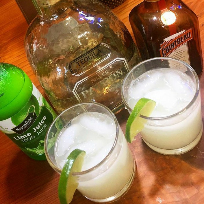 mrbravo365's tweet photo. I got the run in, the 25x5s, and good meals. I also got my margaritas on... Happy Cinco De Mayo! The frozen margarita was ok (I need a margarita machine) but the "on the rocks" was off the chain. #letsgo #accountability #TeacherFit #FitLeaders #fitnessedu #30for30Challenge #2of30 https://t.co/PRDMq0WwTX