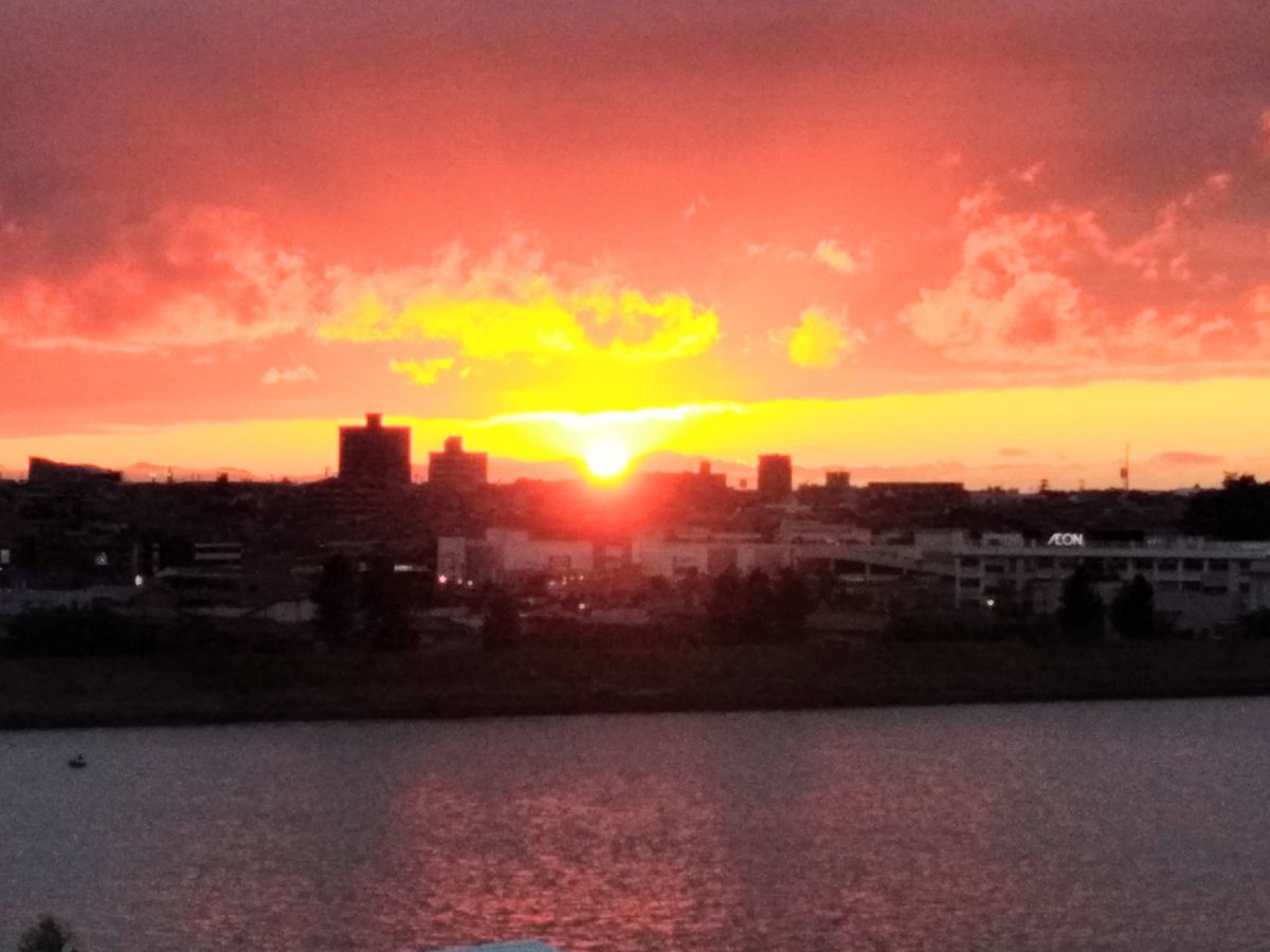 ようたん Twitterissa 佐渡に沈む夕日が綺麗 お家で過ごす時間が長くなって自分の部屋の窓から夕日が見えることに最近気付いた 新潟市中央区 夕日 夕焼け 茜色の空
