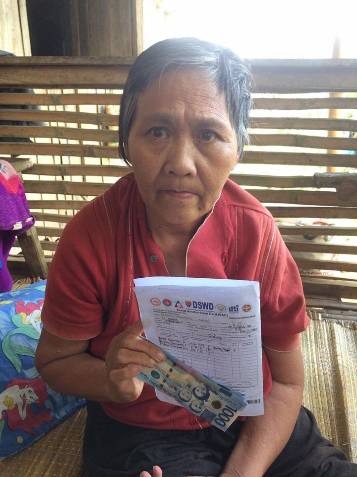 dswdfo10's tweet photo. Nanay Margarita Rebuta from Lantapan, Bukidnon is very thankful for the P6,000.00 emergency subsidy under the SAP from the national government brought by the composite team of DSWD and MSWDO. Photo and story by MAT of Lantapan
#DSWDKalingaAtPagmamahal
@dswdserves https://t.co/8CkppeLbKJ
