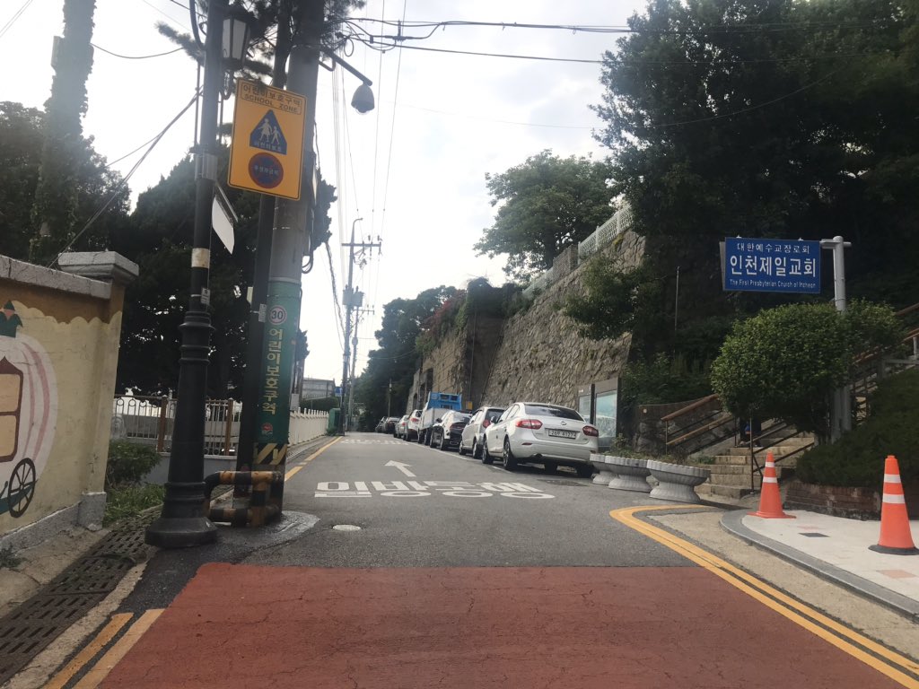 chirin_lsj's tweet photo. ドラマロケ地、ジニョクの実家に来たスヒョンを送る帰り道。ここは結構な坂道でした。仲の良い2人が微笑ましいやら、羨ましいやら…。年下のボーイフレンドがやりそうなことをジニョクがする度に、自分に置き換えて勝手に妄想してました。

 #ボーイフレンドレンタルCP #パクボゴム #ボーイフレンド https://t.co/IgxXY9LEkh