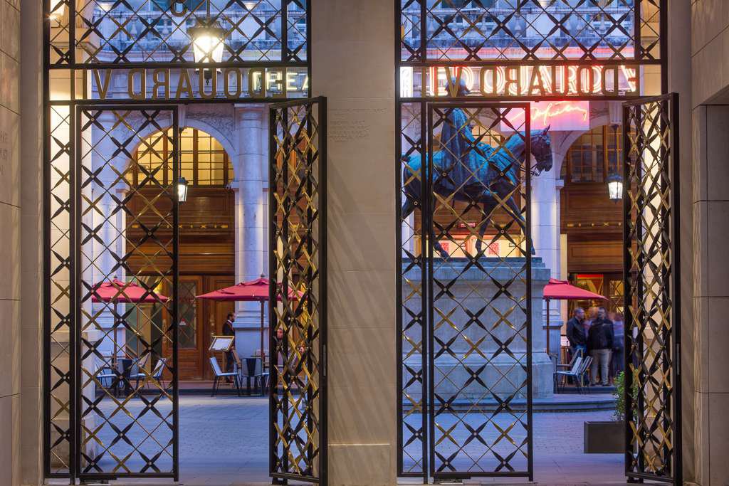 immoweek's tweet image. Chute libre pour le chiffre d’affaires des magasins du #commerce spécialisé au mois d'avril, selon une étude #Procos &amp;gt;&amp;gt; bit.ly/3cbeyGO