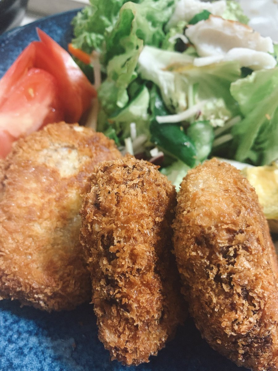 伊勢大貴 コロッケ定食だぁ 5月6日はコロッケの日だからつくったよ 東京雨だし 地震もあったし穏やかじゃないけどあったかいご飯で元気になろう 皆 コロッケはタルタル派 ソース派 私はどっちも ウーバーイーセ コロッケの日 5月6日