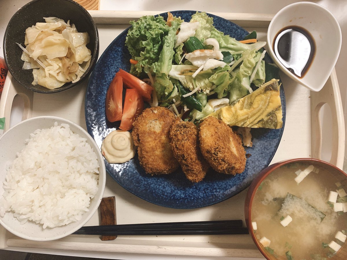 伊勢大貴 コロッケ定食だぁ 5月6日はコロッケの日だからつくったよ 東京雨だし 地震もあったし穏やかじゃないけどあったかいご飯で元気になろう 皆 コロッケはタルタル派 ソース派 私はどっちも ウーバーイーセ コロッケの日 5月6日