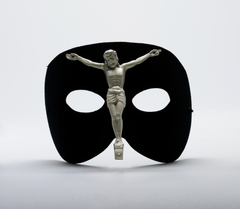 rAndomlightx's tweet photo. Alexander McQueen’s mask design comes directly from a work by photographic artist Joel-Peter Witkin, Portrait of Joel, New Mexico (1984), in which the sitter wears a similar design in black with a stark white crucifix attached.
#AlbertWatsonphotography
#heartsfilthylesson
#Bowie https://t.co/ElJ78d1It7