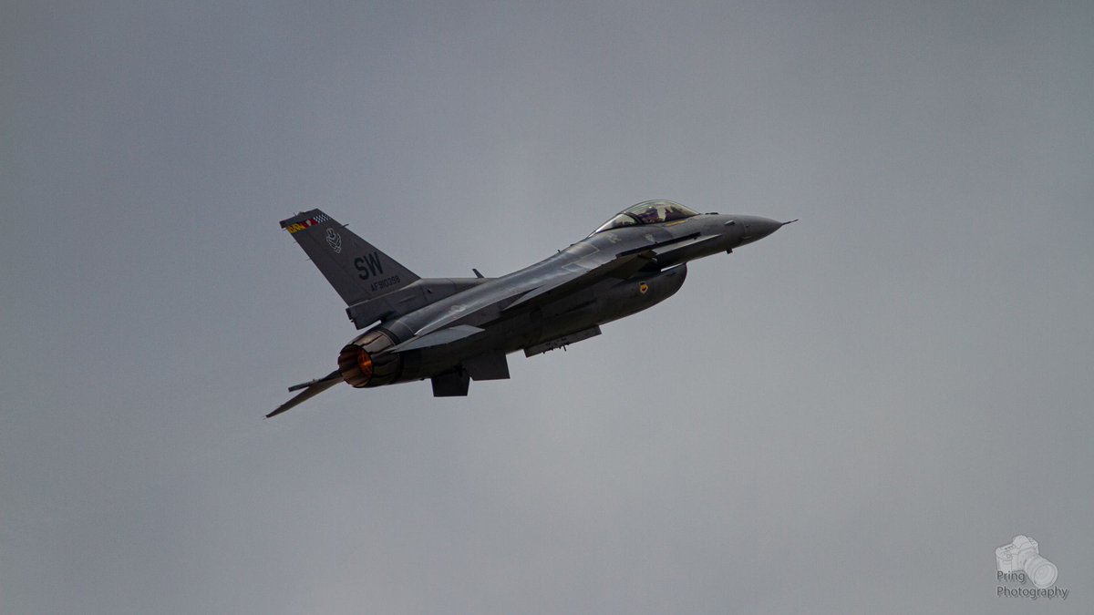 PringPhotograph's tweet image. High Alpha pass leading to the Rocket Launch - Shaw AFB 2016

#viperdemo #Rocket #HighAlpha #Viper #F16 #Demo #WayBackWednesday #RocketLaunch
