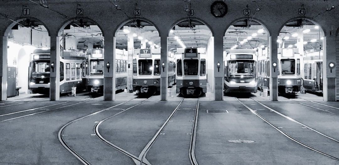 vbz_zueri_linie's tweet photo. 17ner: «Ach, die Fahrgäste fehlen mir 😶 - aber Schutz und Sicherheit geht vor.»
4er: «Ja, 17ner, da hast du Recht 🙂»

Ein Depot-Dialog zwischen der melancholischen 17 und der zuversichtlichen 4.
_____________
#tbt #vbz #vbzuerilinie #zürich #depot #hard #tram2000 #cobra https://t.co/XzpAwfuSib