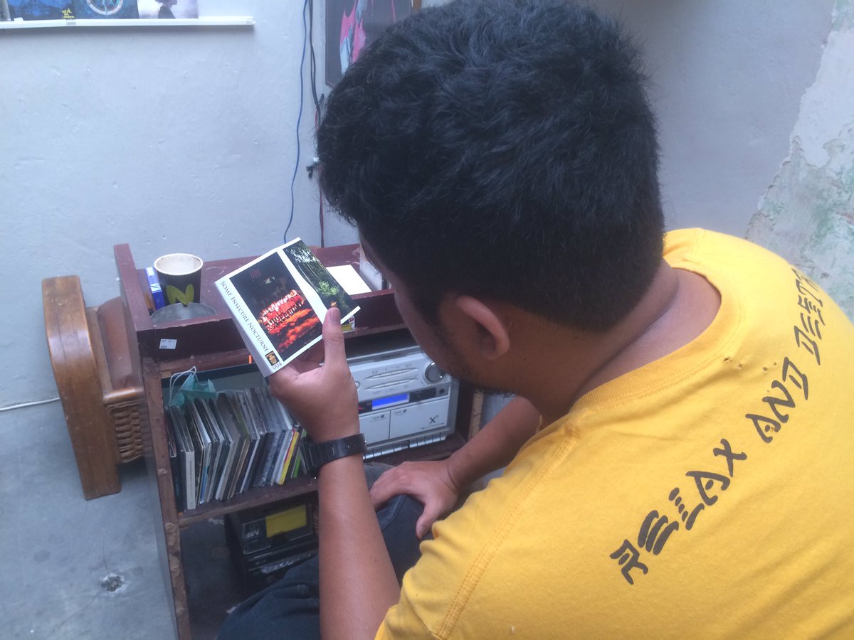 RekamJaya's tweet photo. dibulan puasa toko Rekam Jaya tetap buka, bisa ngabuburit disini mrmbaca buku, mendengarkan musik sambil ngerokok ataw ngopi https://t.co/P1kQuHWw30