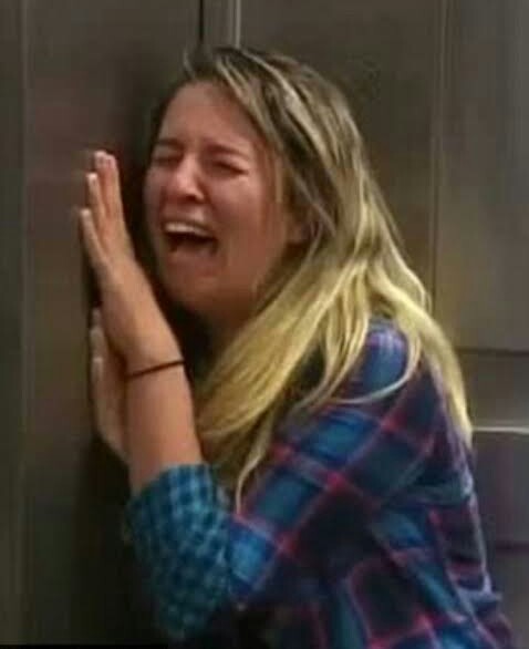 Мем с плачущей девочкой. Мем с плачущей девочкой. Девочка плачет мем. Девочка плачет мем. Ревущая девочка мем.