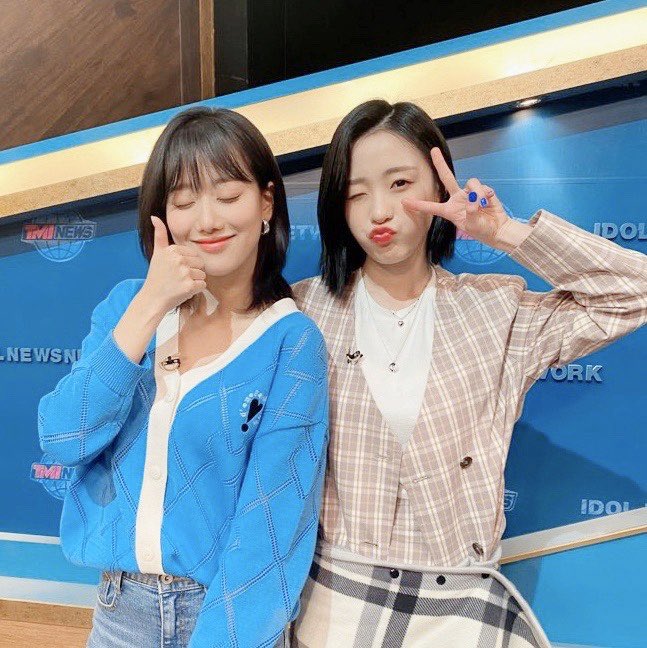 [#나은 #진솔]
투 머치 이쁨💙 낭쏠과 함께 하는 TMI NEWS‼️
잠시 후 8시에 만나는 걸로 해요😘

✨ 파인에플 TMI 방출 시간 : 나은이 토끼 vs 병아리 / 진솔이 강아지 vs 곰돌이 자기 취향 말하기

#APRIL #에이프릴 #이나은 #이진솔 #Mnet #TMI_NEWS