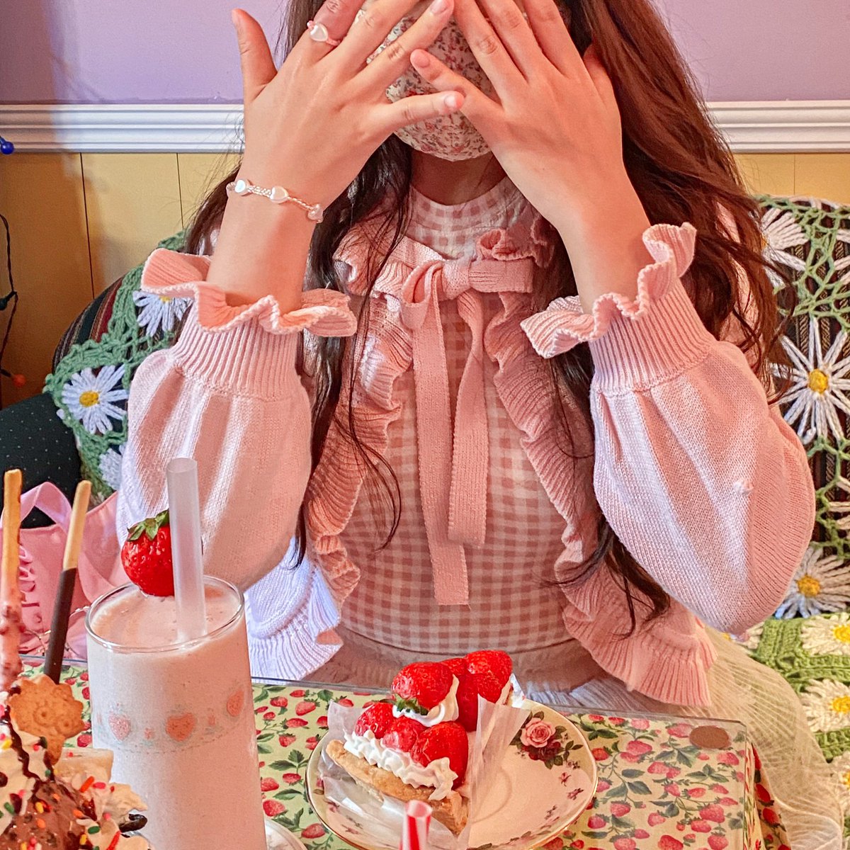 Chaeeeri's tweet photo. 냠냠🍓🍒 https://t.co/7jsGsY5dw2