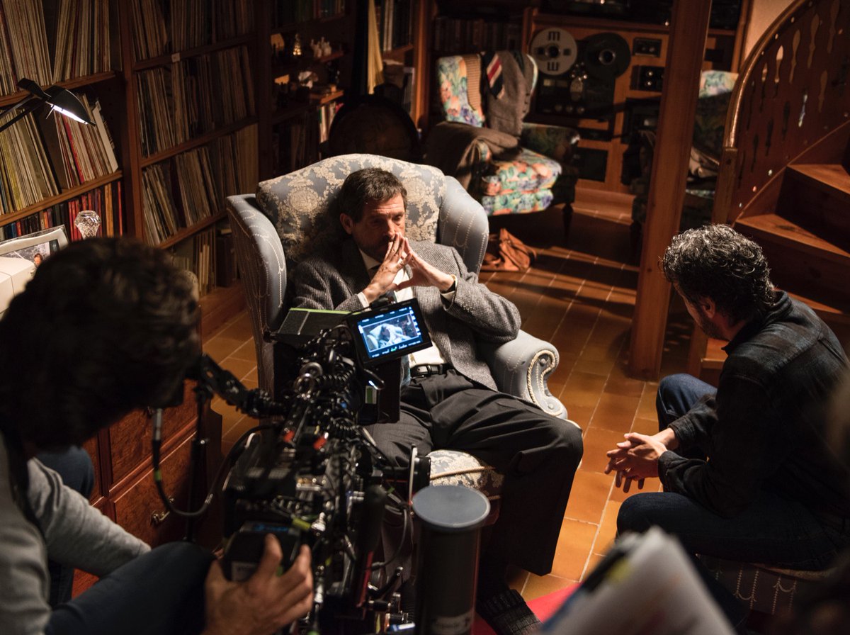 🎬 #Valènciaalapantalla: 'El Desentierro' de <a href="/nruiperez/">Nacho Ruipérez</a>. Cine negro valenciano hecho en #València 🚬💶🕵️‍♂️ Compartimos imágenes del rodaje de Jaume Verdú 
Película con la que colaboró la Film Office de @valenciaturismo
