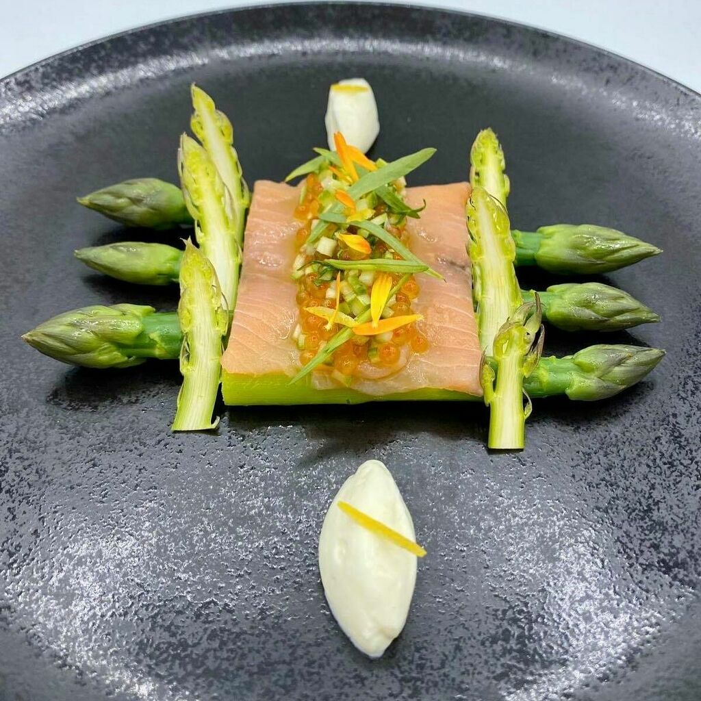 gillespudlowski's tweet photo. Une belle recette pour ce midi? Les asperges vertes, truite fumée, vinaigrette estragon et crème montée citron de @hubert_chanove #RefugedesGourmets à #Machilly
Pour 4personnes 45 pièces d’asperges vertes200g de truite fumée50g d’œufs de truite2 c… https://t.co/dpI3reKzIn https://t.co/wwwJ2LJmC6