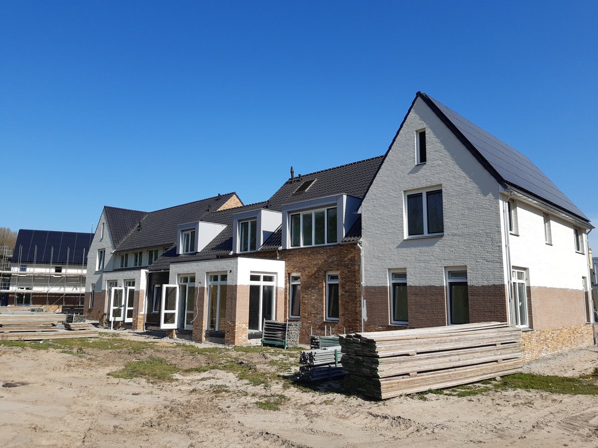 Afbouw fase 1 nieuwbouwproject Lage Weide Rotterdam in volle gang! Op dit mooie project zijn alle afbouwers verdeeld over de 5 groepswoningen aan het werk, zodat er netjes met voldoende afstand van elkaar gewerkt kan worden. #nieuwbouw #dekokbouwgroep #doorbouwers #ASVZ #Prohuis