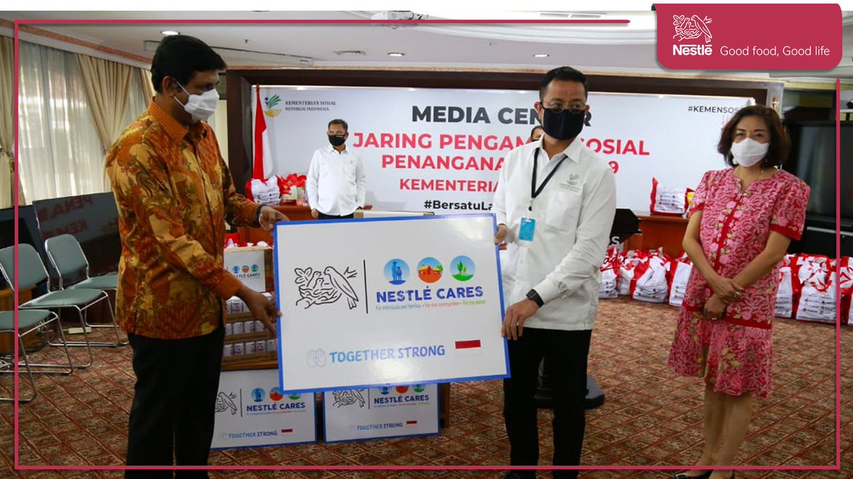 NestleIndonesia's tweet photo. (1) Melalui program #NestleCares, Ganesan Ampalavanar — Presiden Direktur Nestlé Indonesia— melakukan penyerahan bantuan secara simbolis berupa lebih dari 54.000 produk makanan dan minuman bernutrisi kepada Menteri @KemensosRI; Juliari Batubara, https://t.co/SVpa8A4Qf2