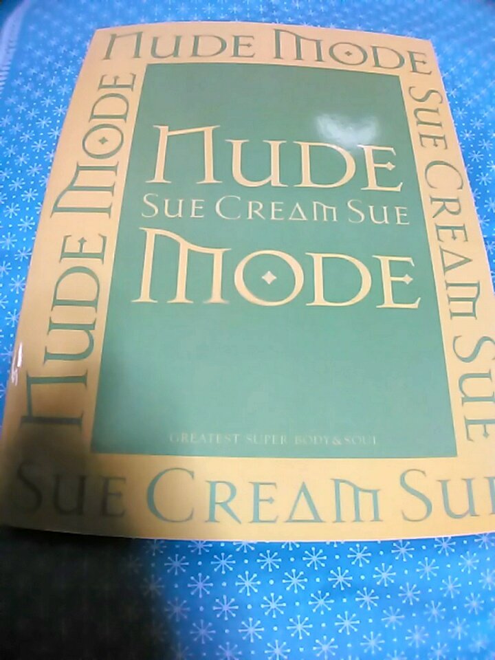 merry_beauty141's tweet photo. 見つけたこの本?写真集?
シュークリームシュ
「NUDE MODE」
しまいこんでてカビ臭かった😅今は大丈夫。
全然記憶がないんですけど💦
買ったんだよね私┈❔
ミナコちゃんの金ちゃんへのメッセージがかわいい💓
何回も見てる😆🎶
#シュークリームシュ
#NUDEMODE https://t.co/xIICc475l8