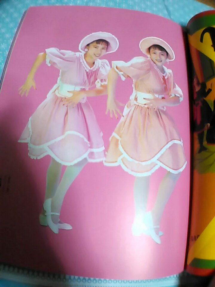 merry_beauty141's tweet photo. 衣装がたくさん載ってる🎵
実際見てなくてもDVDで見た事あるけど┈
⬇この衣装はわからない😵
いつのなんでしょう❔
#シュークリームシュ
#NUDEMODE
#衣装 https://t.co/mDrMwkqSO9
