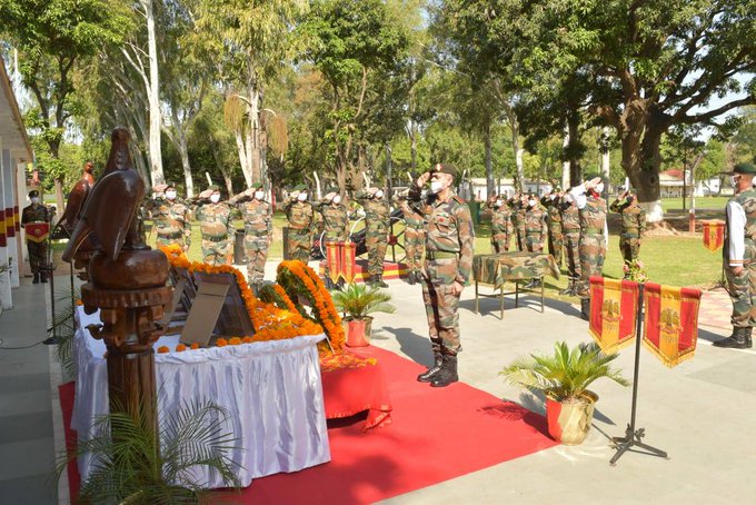 SuboSrivastava's tweet photo. #BrigadeofTheGuards remembers the Bravehearts of #Handwaraoperation during a solemn #WreathLayingCeremony. 
The #Bravehearts will continue to inspire the present and future generations. 
#PahlaHameshaPahla 
#GarudKaHunBolPyare

@rajeev_mp @AdityaRajKaul @megirish2001 @manupubby https://t.co/xPATRYrrku