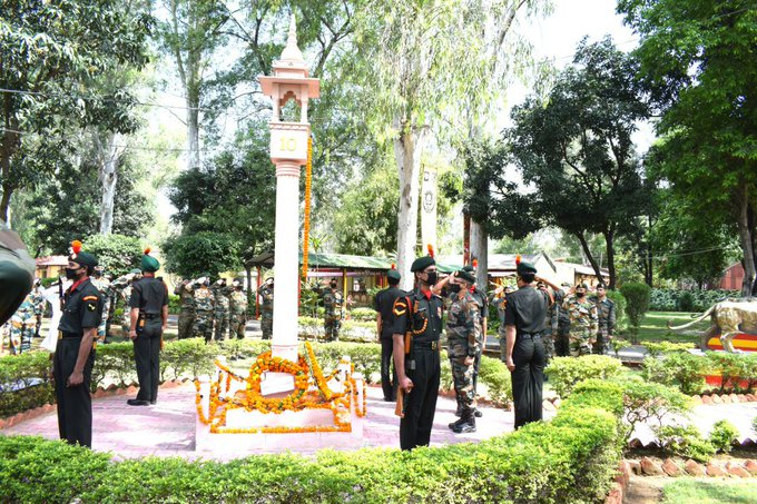 SuboSrivastava's tweet photo. #BrigadeofTheGuards remembers the Bravehearts of #Handwaraoperation during a solemn #WreathLayingCeremony. 
The #Bravehearts will continue to inspire the present and future generations. 
#PahlaHameshaPahla 
#GarudKaHunBolPyare

@rajeev_mp @AdityaRajKaul @megirish2001 @manupubby https://t.co/xPATRYrrku