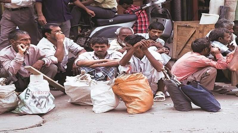 Kh70177's tweet photo. अफसोस! ऐ तलाश ए रिज़्क़ ..!
घर के हुए-------- न घाट के..!!
#saveLabours https://t.co/iZcypkh55f