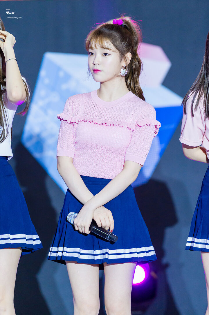seungheehour's tweet photo. how could seunghee say that blue doesn’t suit her when she looks like THIS in blue?!?!? https://t.co/vLkA58w0j7