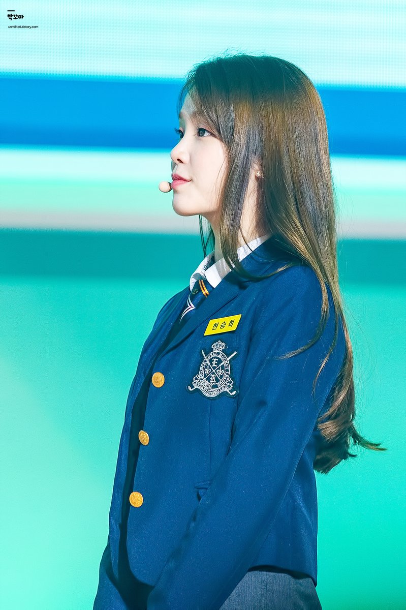 seungheehour's tweet photo. how could seunghee say that blue doesn’t suit her when she looks like THIS in blue?!?!? https://t.co/vLkA58w0j7