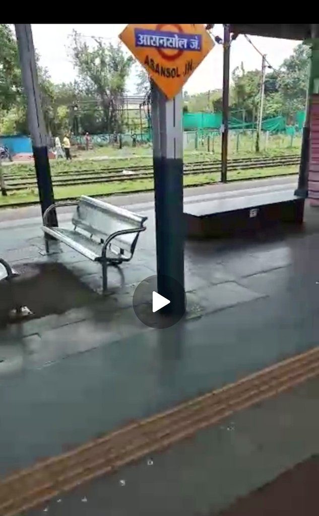 afdkerala's tweet photo. Viewers may note that the video (screenshots attached) being circulated with abusive comments on migrant labourers is not from #Kerala

Kindly tag @afdkerala in any tweets which wrongly claim this video is from a railway station in #Kerala &amp; promote hatred against migrant labour https://t.co/EGCsq1daBJ